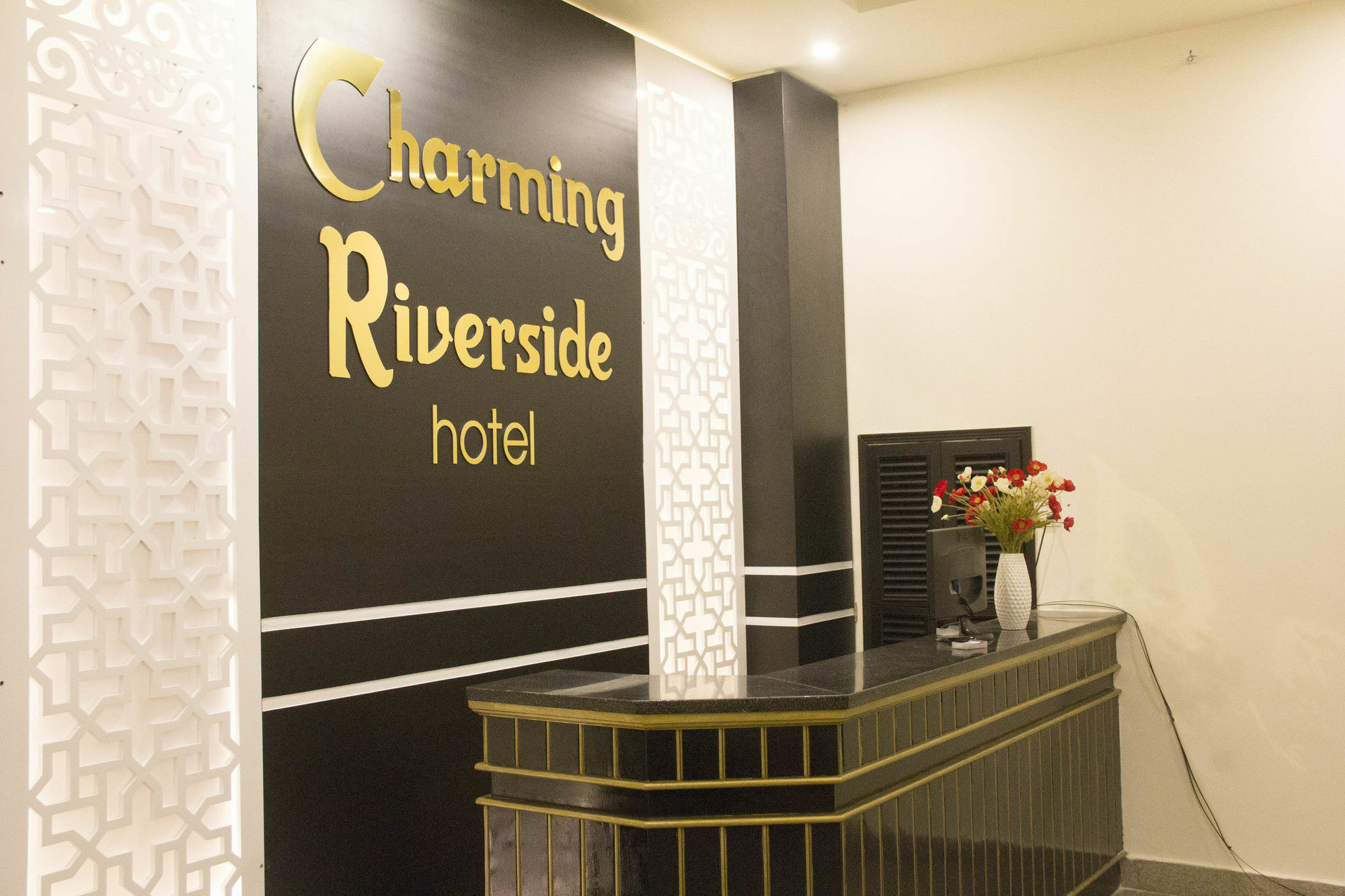 Charming Riverside Hotel Hué Eksteriør billede